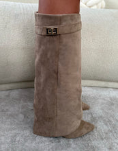 Load image into Gallery viewer, GIGI faux suede folded shark lock boots MOCHA/NUDE
